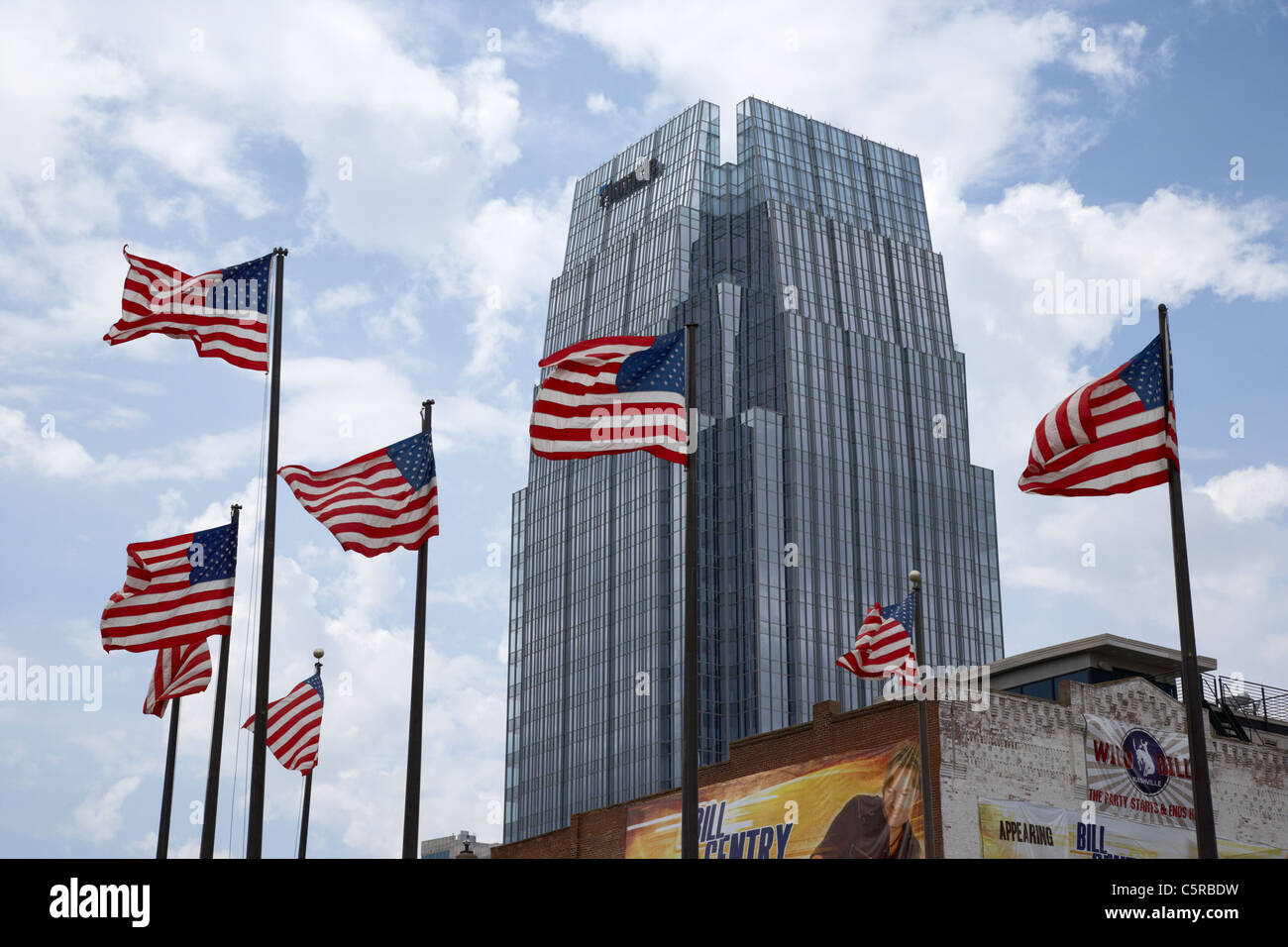 uns Fahnen fliegen vor der Spitze Gebäude downtown Nashville Tennessee USA Stockfoto
