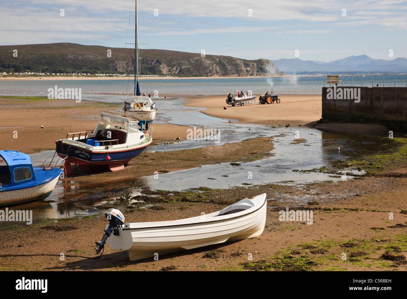 Gestrandeter Boote vertäut im Hafen an der Mündung des Afon Soch Flussmündung bei Ebbe. Abersoch Lleyn Halbinsel North Wales UK Stockfoto