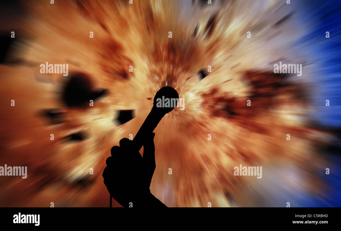 computergenerierte Hand und Mikrofon auf explodierende Rave-party Stockfoto