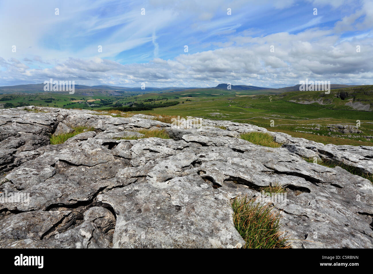 Die drei Gipfel der Yorkshire Dales und Kalkstein Pflaster. Victoria-Höhle sehen auf der rechten Seite, alles Teil von einem berühmten Rennen Stockfoto