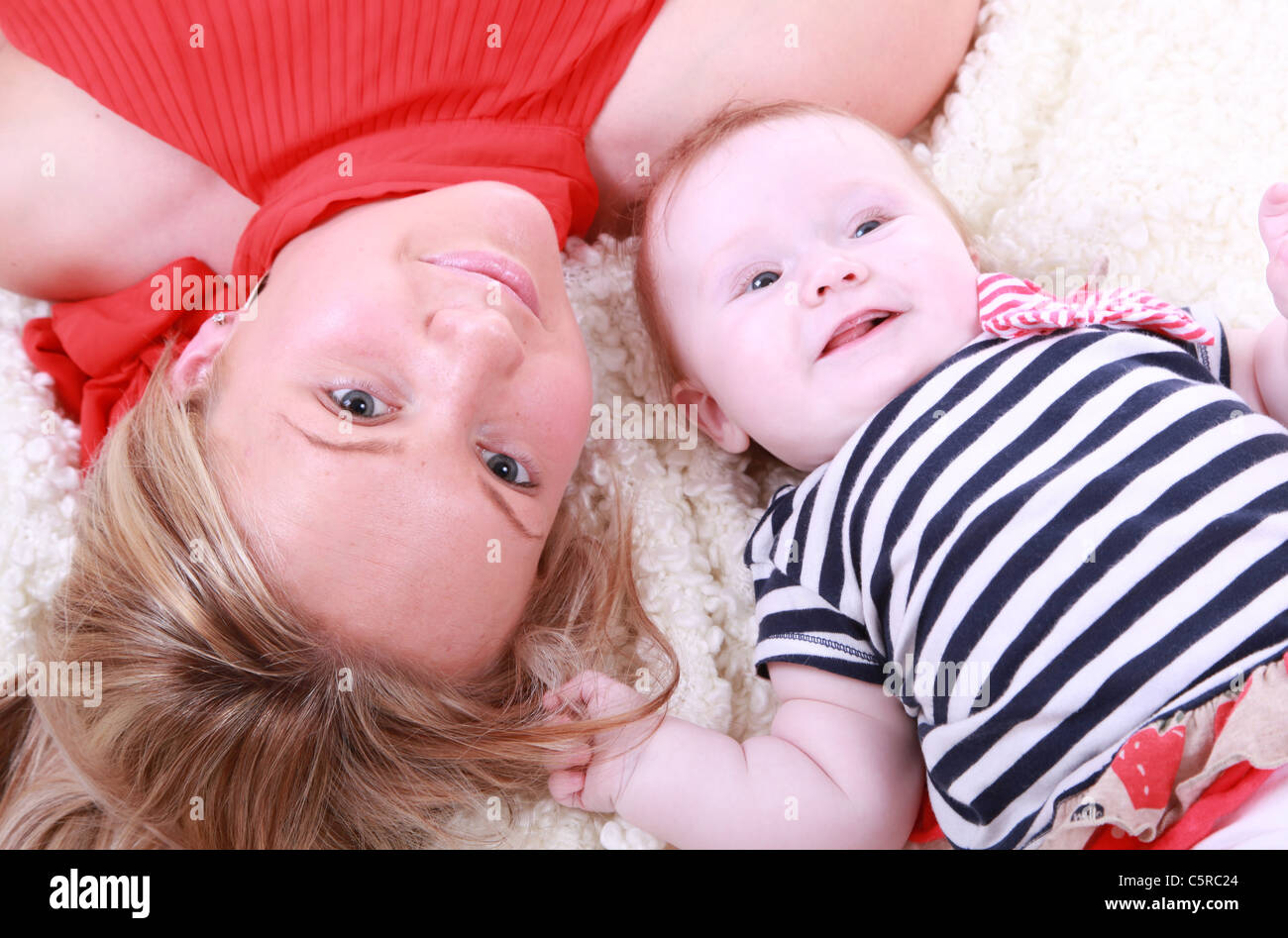 Junge Mutter mit 6 Monate alten Baby Girl. Stockfoto