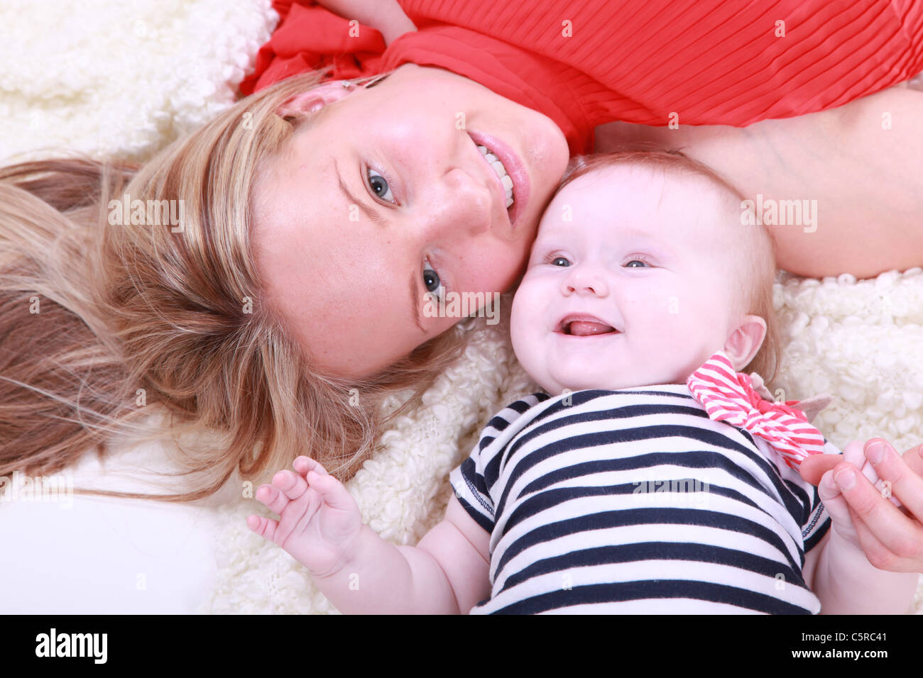 Junge Mutter mit 6 Monate alten Baby Girl. Stockfoto