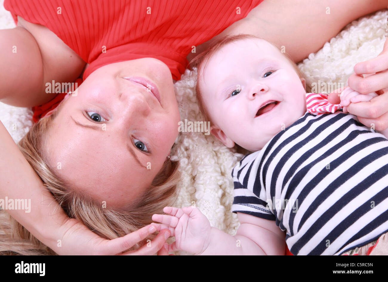 Junge Mutter mit 6 Monate alten Baby Girl. Stockfoto