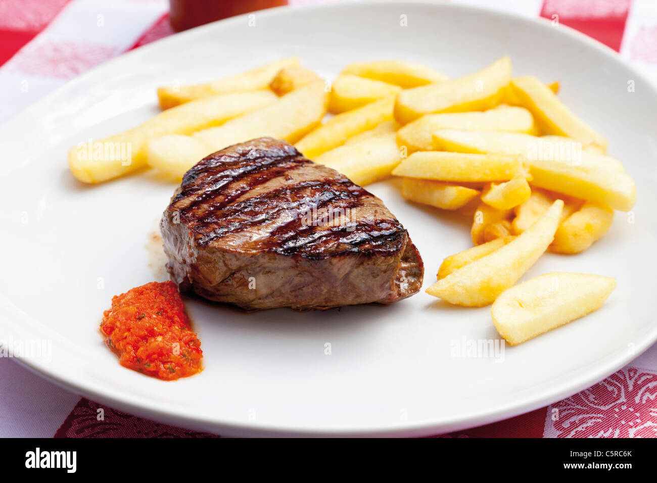 Nahaufnahme von gegrilltes Rindersteak mit Pommes frites Stockfoto