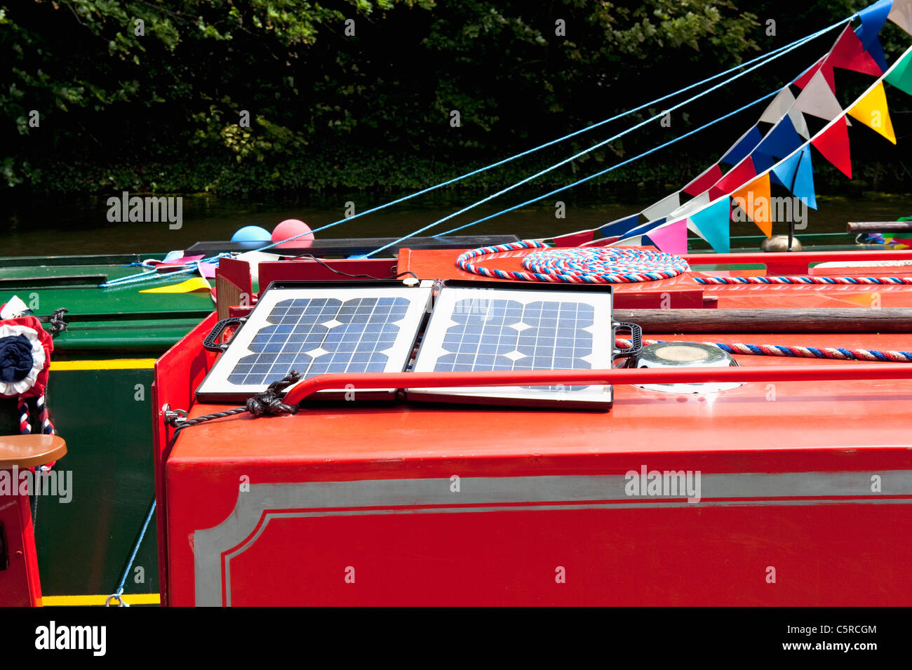 Ein tragbares Solarpanel auf einem Kanalboot Lastkahn verwendet wird. Stockfoto