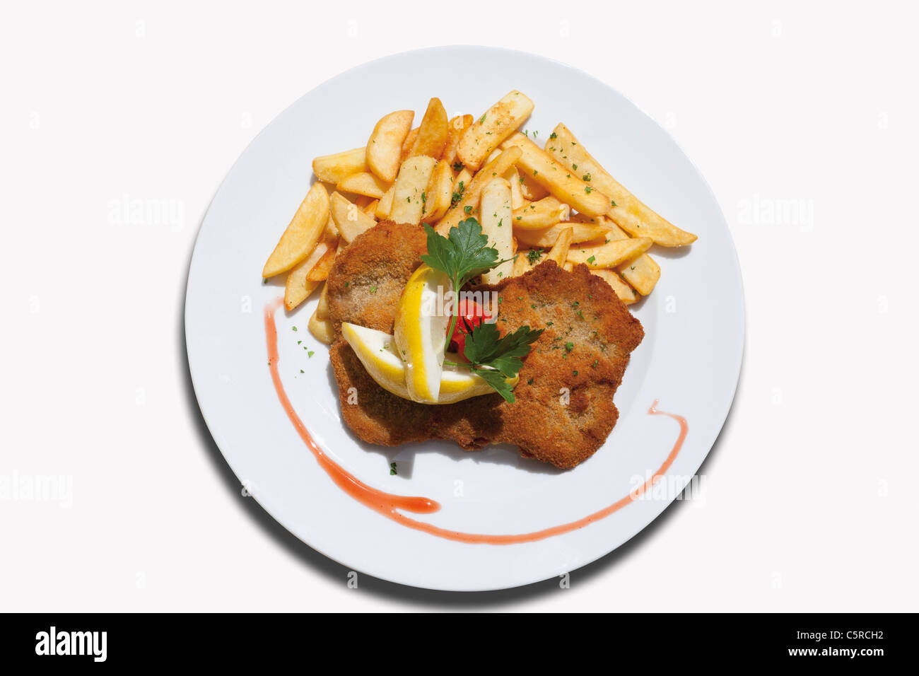 Nahaufnahme von Wienerschnitzel mit französischen gebratenen Kartoffeln vor weißem Hintergrund Stockfoto