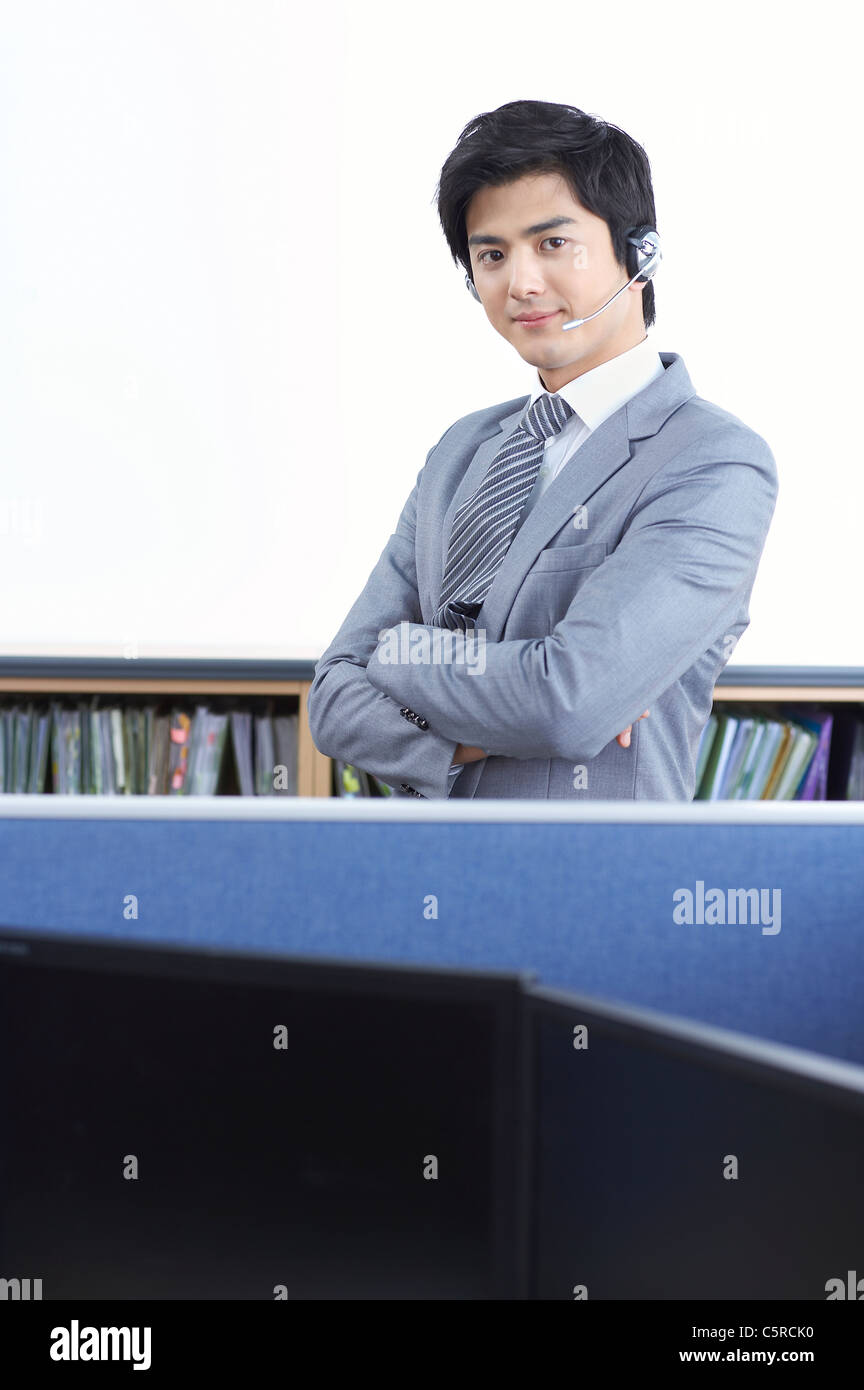 Ein Business-Mann tragen Kopfhörer in seinem Büro Stockfoto
