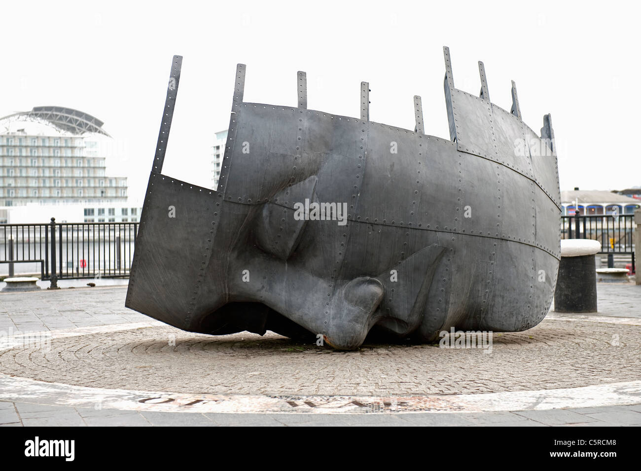 Kaufmann Seeleute War Memorial Bildhauerei an der Cardiff Bay Stockfoto