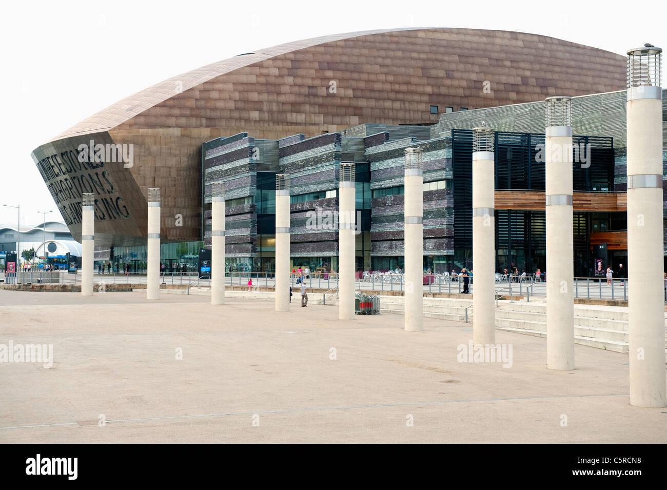 Exterieur des Wales Millennium Centre und Oval Plaza Cardiff Bay. Stockfoto