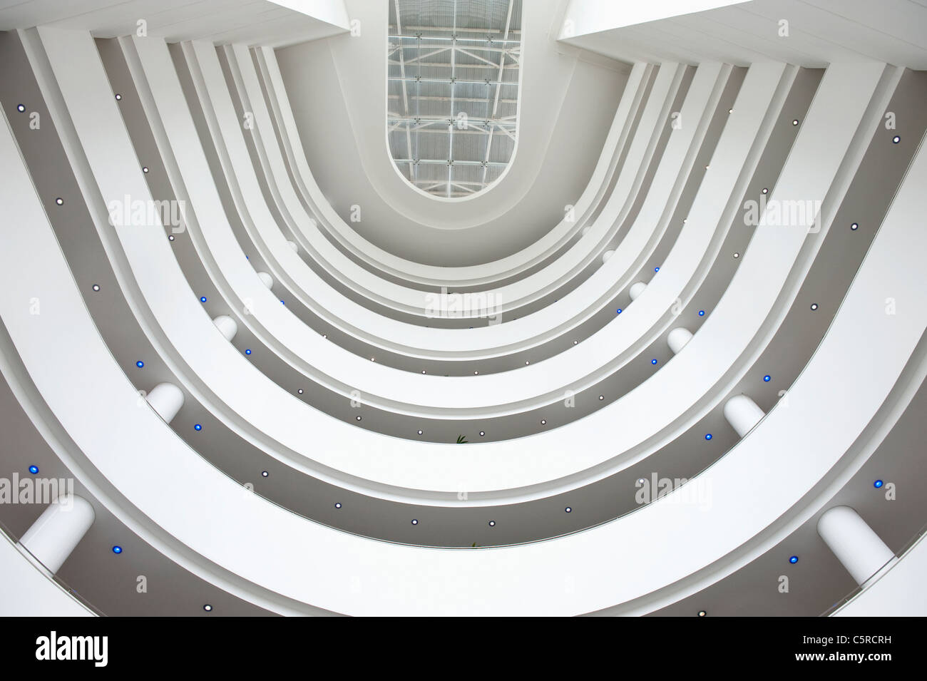 Blick von der Lobby Rezeption Foyer St Davids & Spa Hotels in Cardiff Bay. Stockfoto