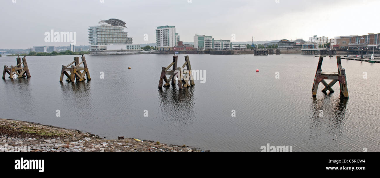 Panoramablick auf Teile der alten Anlegestelle aus dem Dock an der Cardiff Bay. Stockfoto