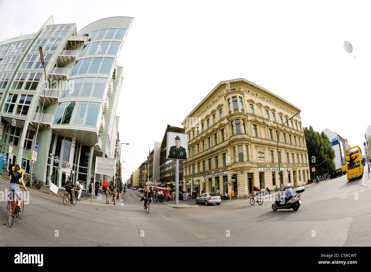 Deutschland, Berlin, Checkpoint Charlie (Fisch-Auge Ansicht) Stockfoto