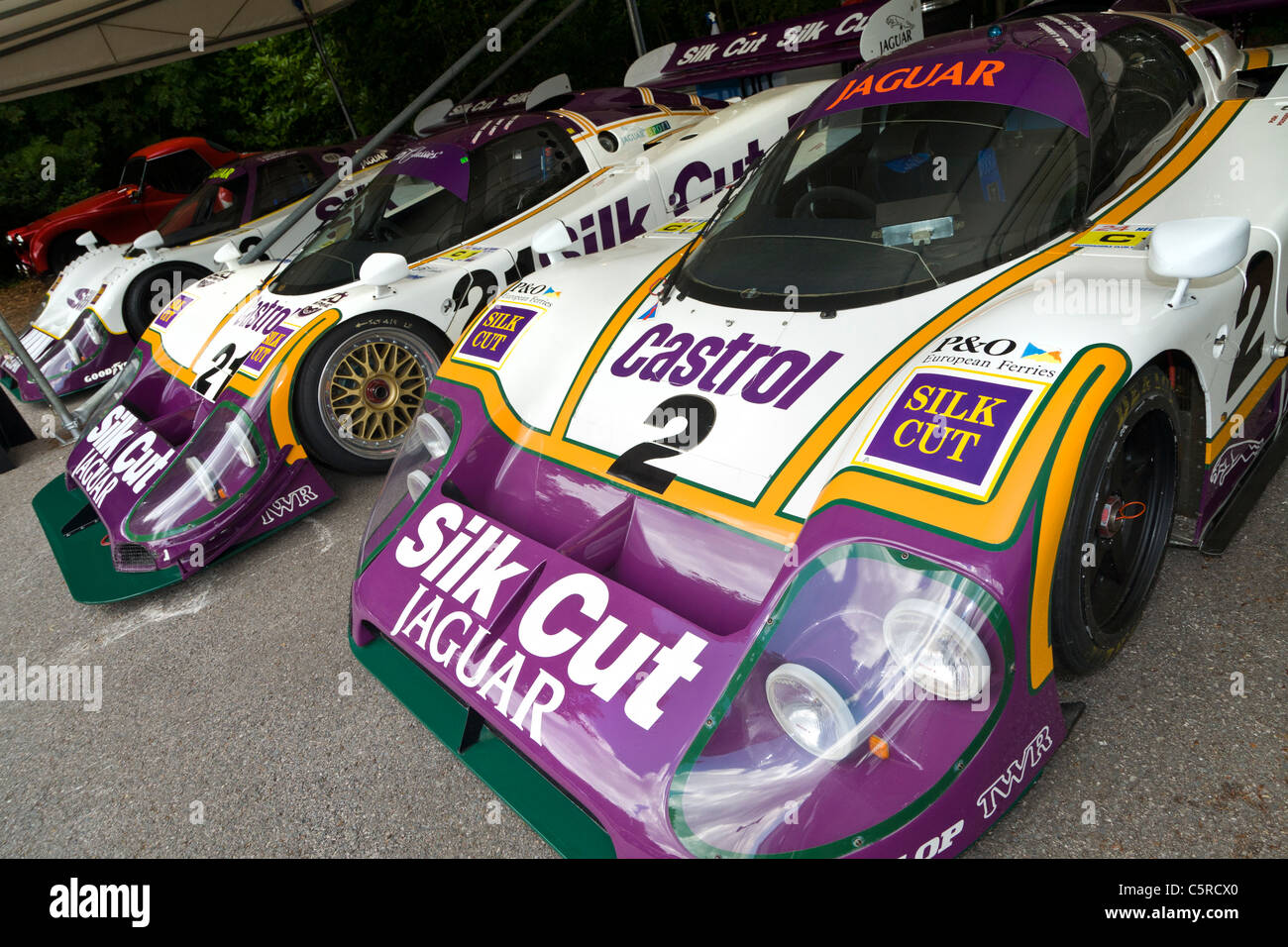 Le Mans gewann 1988 Jaguar XJR9LM Autos auf der Koppel auf der 2011 Goodwood Festival of Speed, Sussex, England, UK. Stockfoto