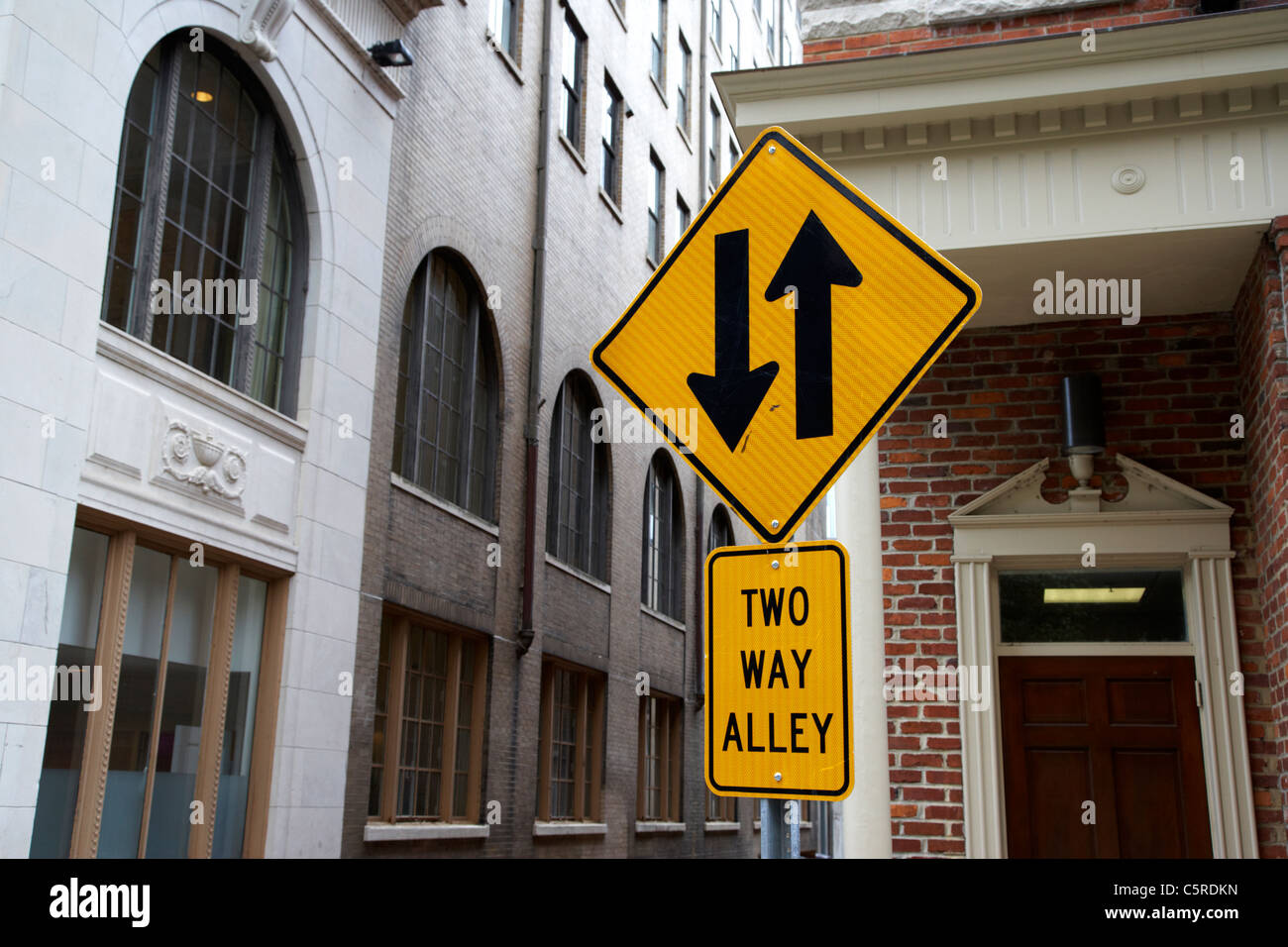 zwei-Wege-Gasse-Schild im Drucker Alley Nashville Tennessee USA Stockfoto
