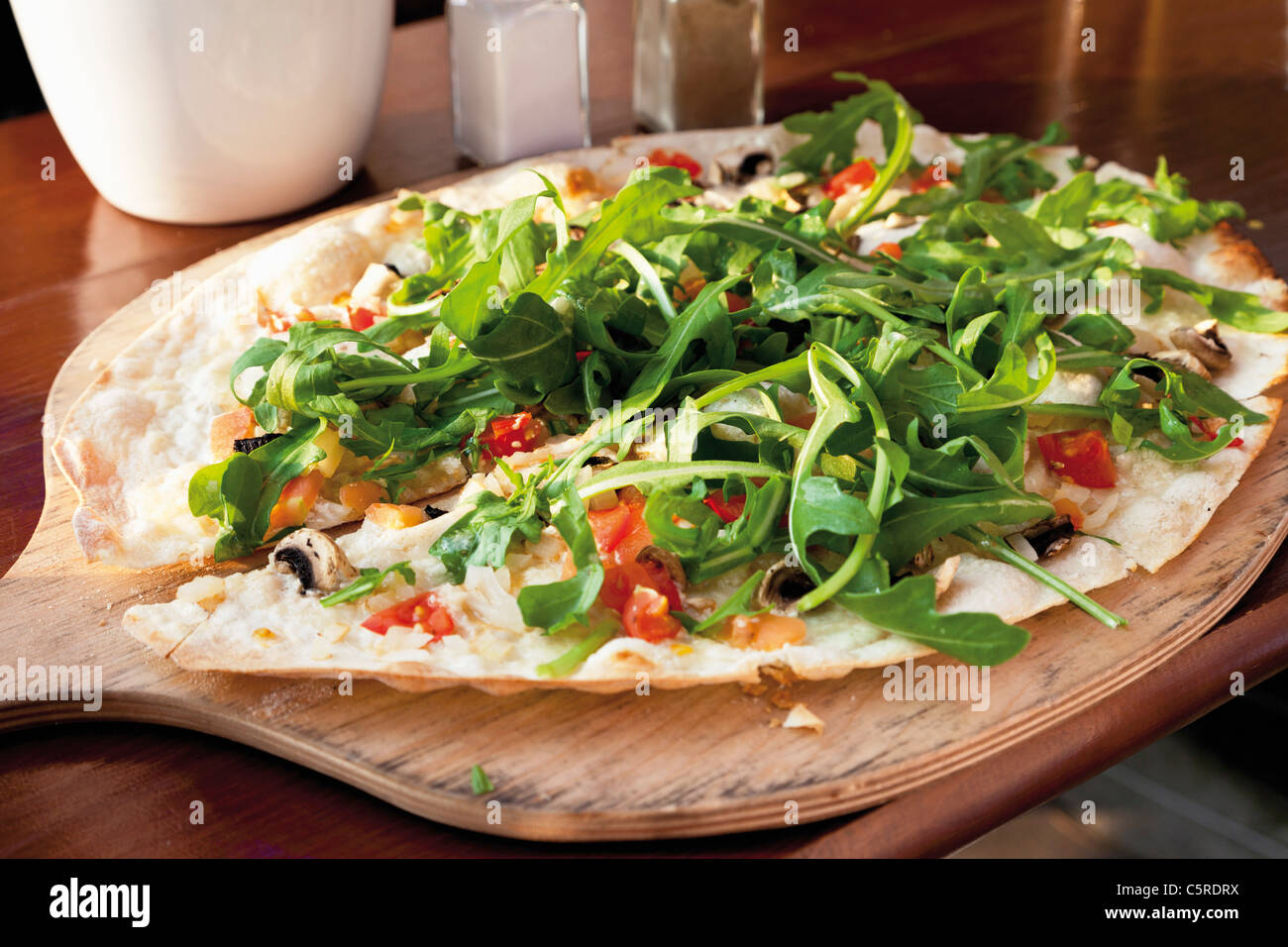 Nahaufnahme von Flammkuchen Flammkuchen mit Rucola und Gorgonzola-Käse ...