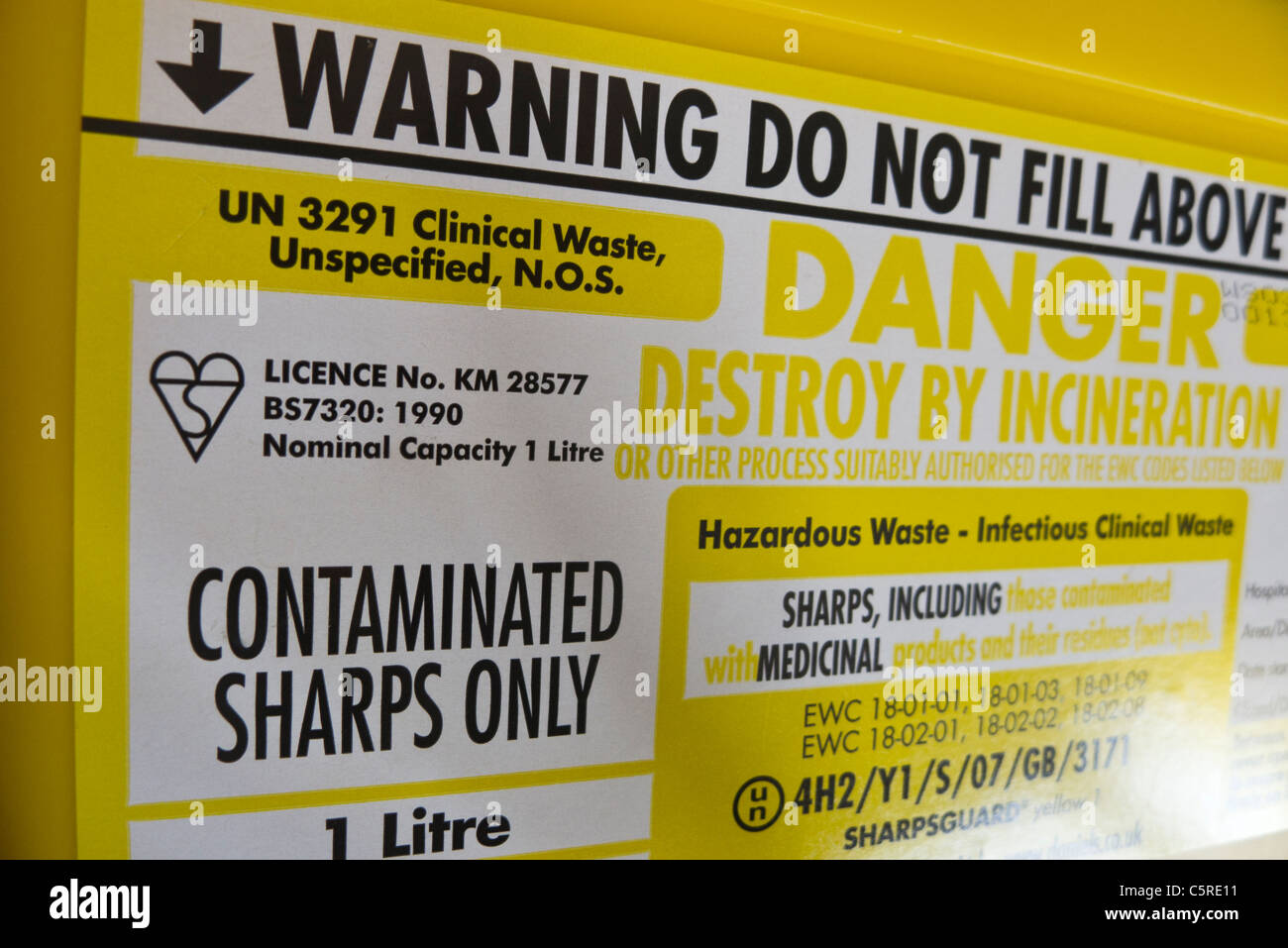 Kleie-Box für die Entsorgung von kontaminierten Nadeln. Stockfoto