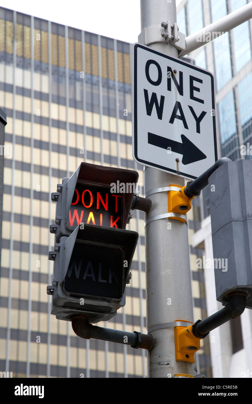 Don't walk und eine Art und Weise Schilder in der Innenstadt von städtischen Nashville Tennessee USA Stockfoto