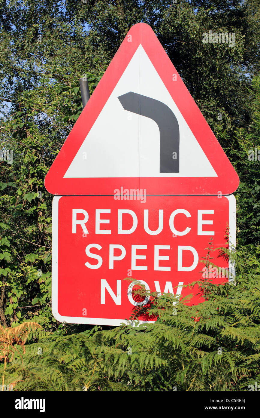 Reduzieren der Geschwindigkeit jetzt Straßenschild Hindhead Surrey England UK Stockfoto