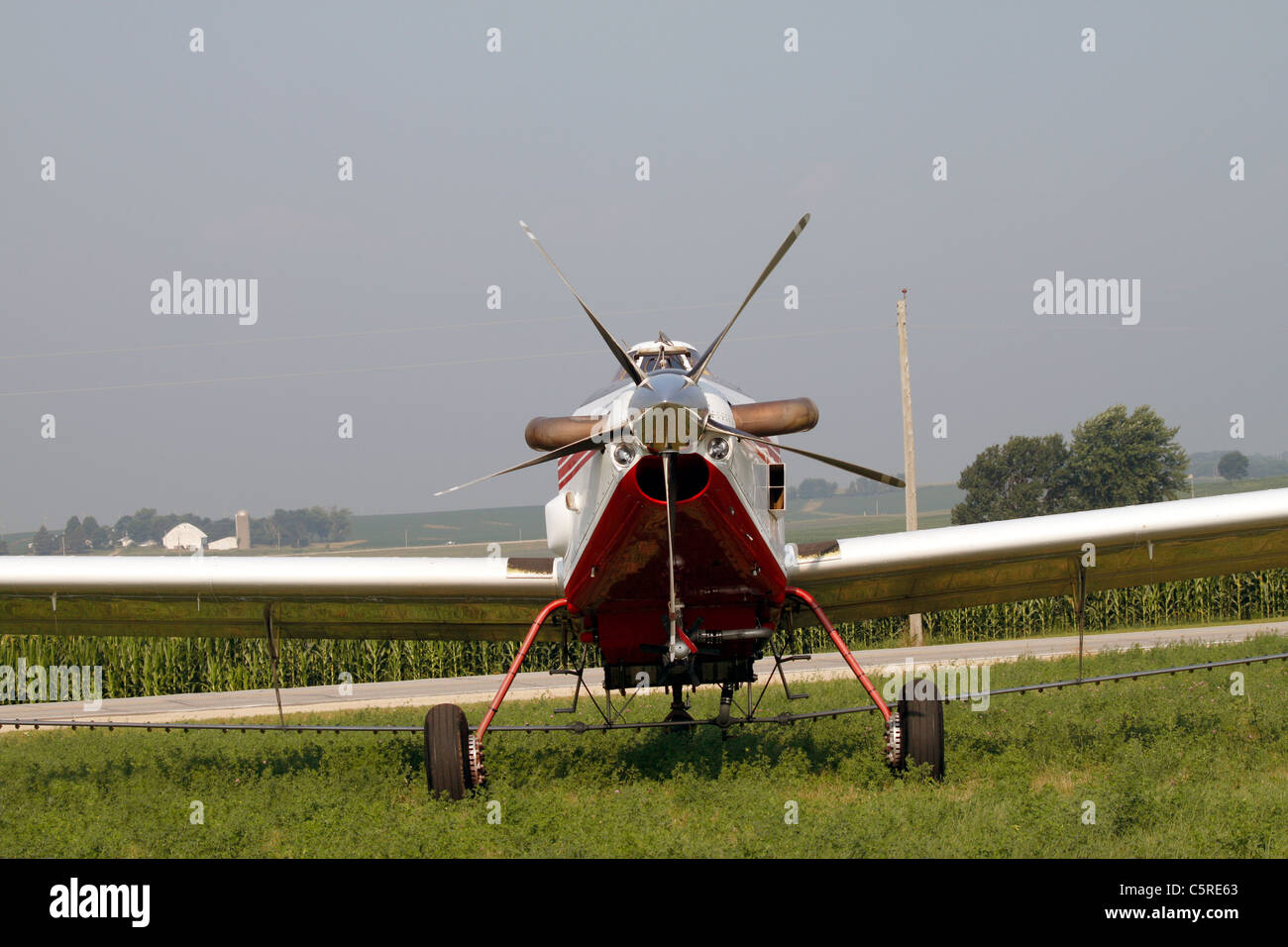 Turboprop-Flugzeug in Antenne Anwendung von Chemikalien in der Landwirtschaft verwendet Stockfoto