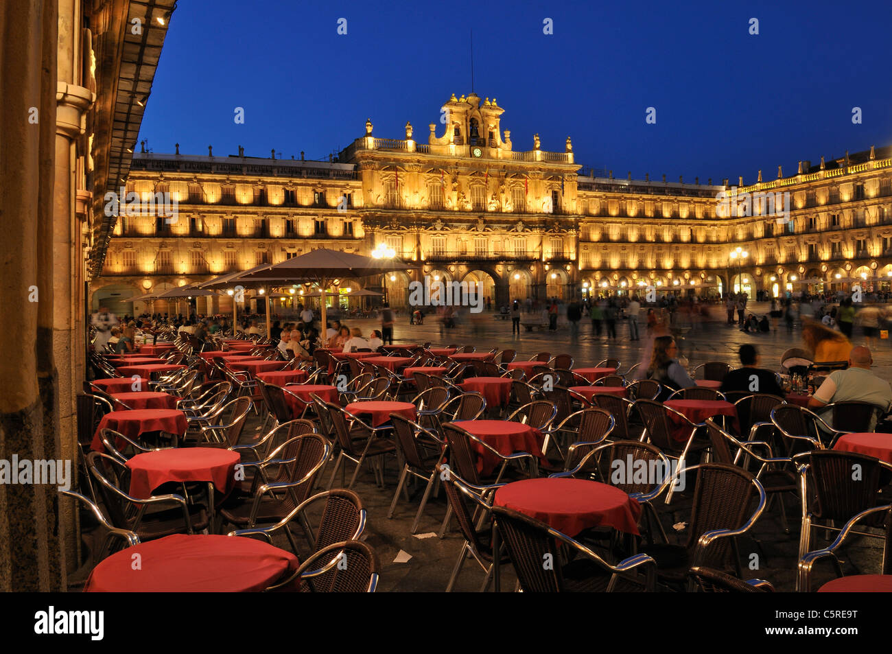 Europa, Spanien, Kastilien und Leon, Salamanca, Ansicht des Plaza Mayor mit Stadtplatz in der Nacht Stockfoto