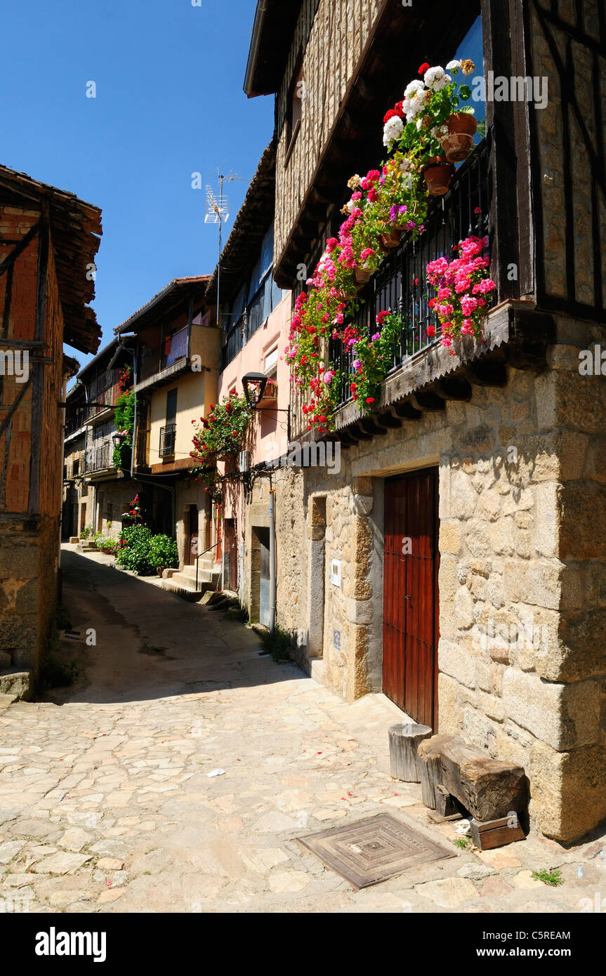 Europa, Spanien, Kastilien und Leon, Sierra de Francia, La Alberca, Blick auf die Gasse in der Altstadt Stockfoto