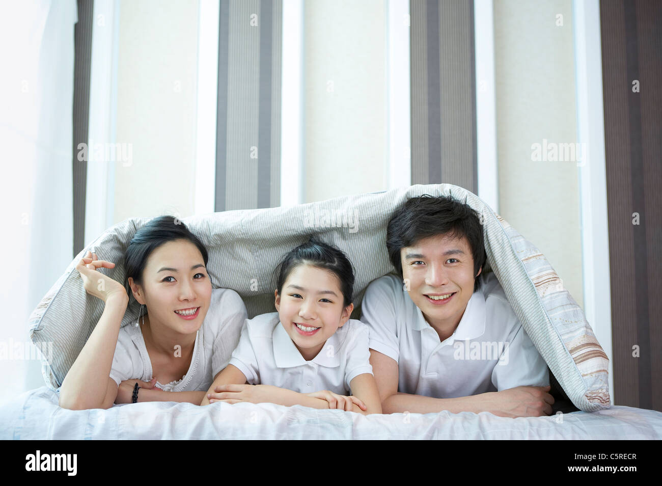 Eine Familie in eine Decke Stockfoto
