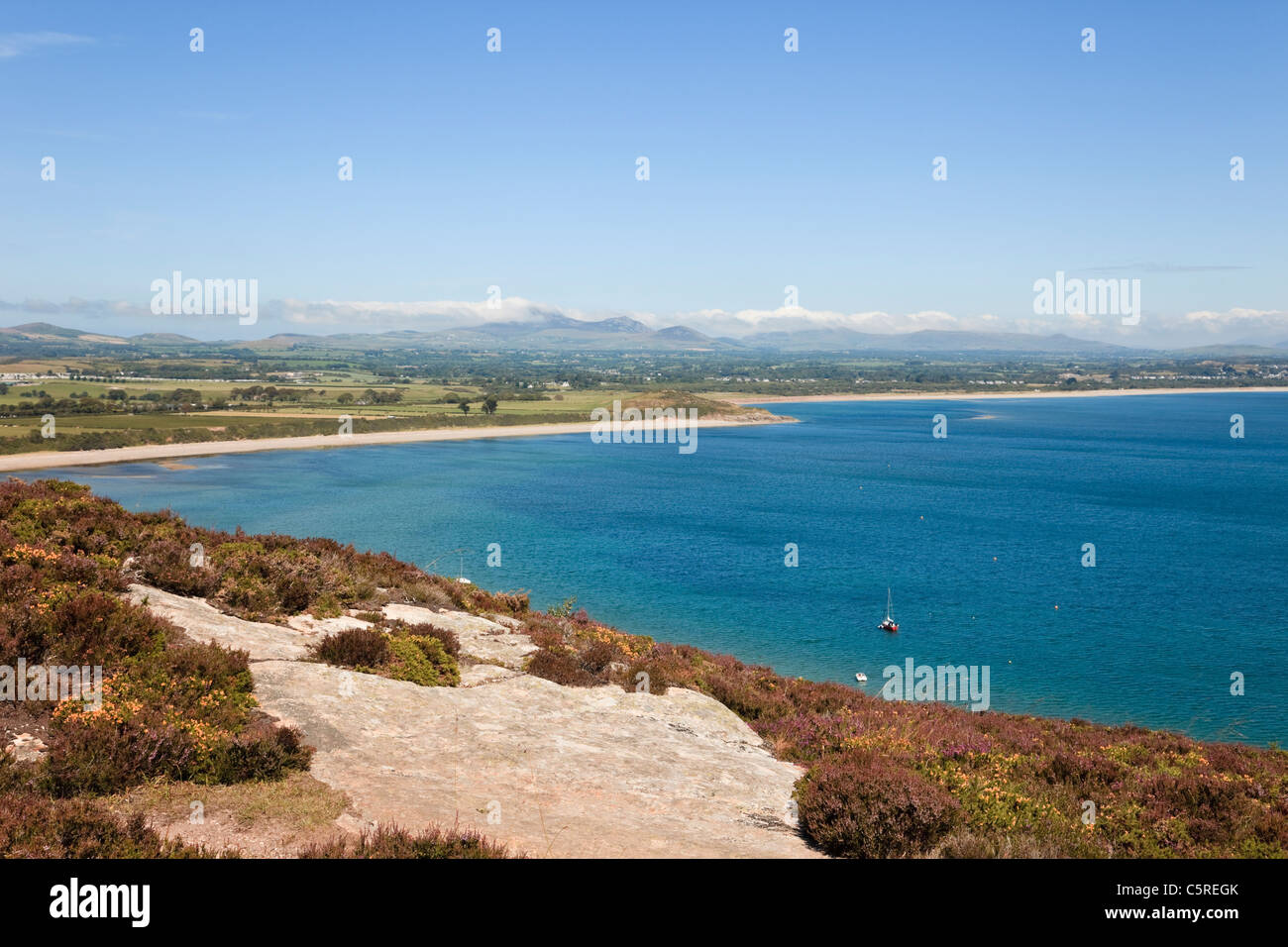 Llanbedrog Lleyn Halbinsel Gwynedd, Nordwales UK. Hohe Ansicht von Mynydd Tir-y-Cwmwd, Cardigan Bay Küste im Sommer Stockfoto