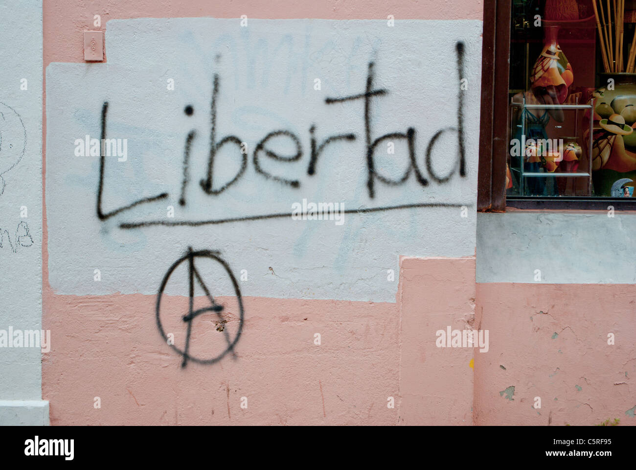 Das Wort "Libertad" gemalt auf der Wand des Gebäudes in der Altstadt von San Juan. Stockfoto