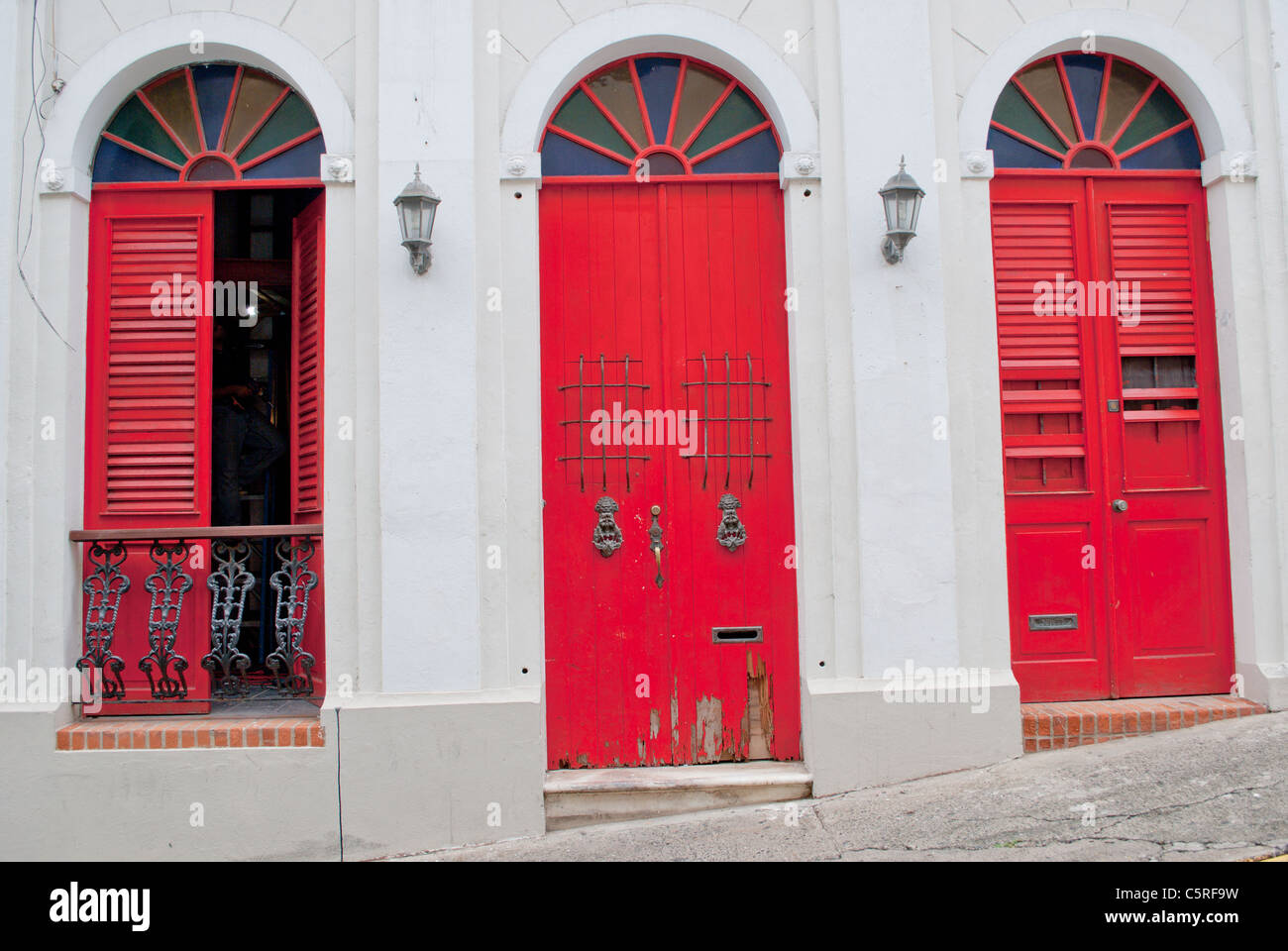 Drei rote alte Holztüren auf der Straße von San Juan. Stockfoto