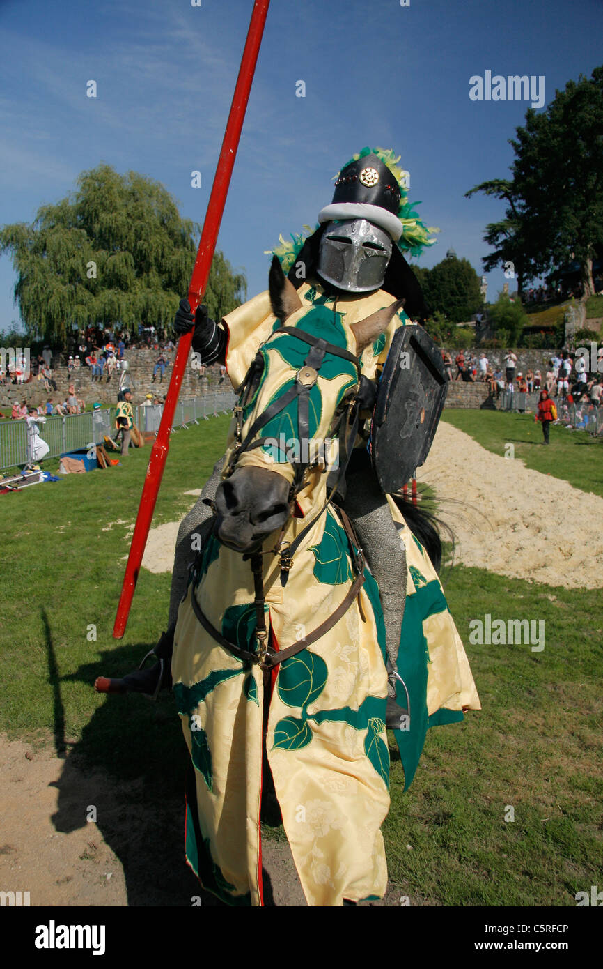 Ritter in Rüstung, Turnier des Rittertums, Firma Atchaka, Mittelalterfest von Domfront (Orne, Normandie, Frankreich). Stockfoto