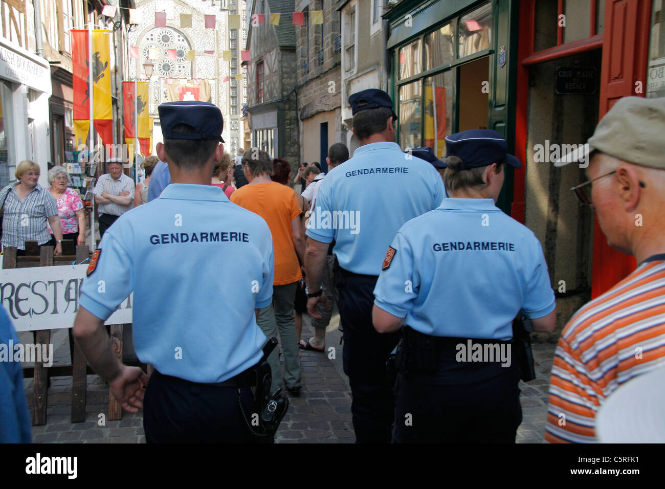 Polizisten patrouillieren in den Straßen (Normandie, Frankreich). Stockfoto