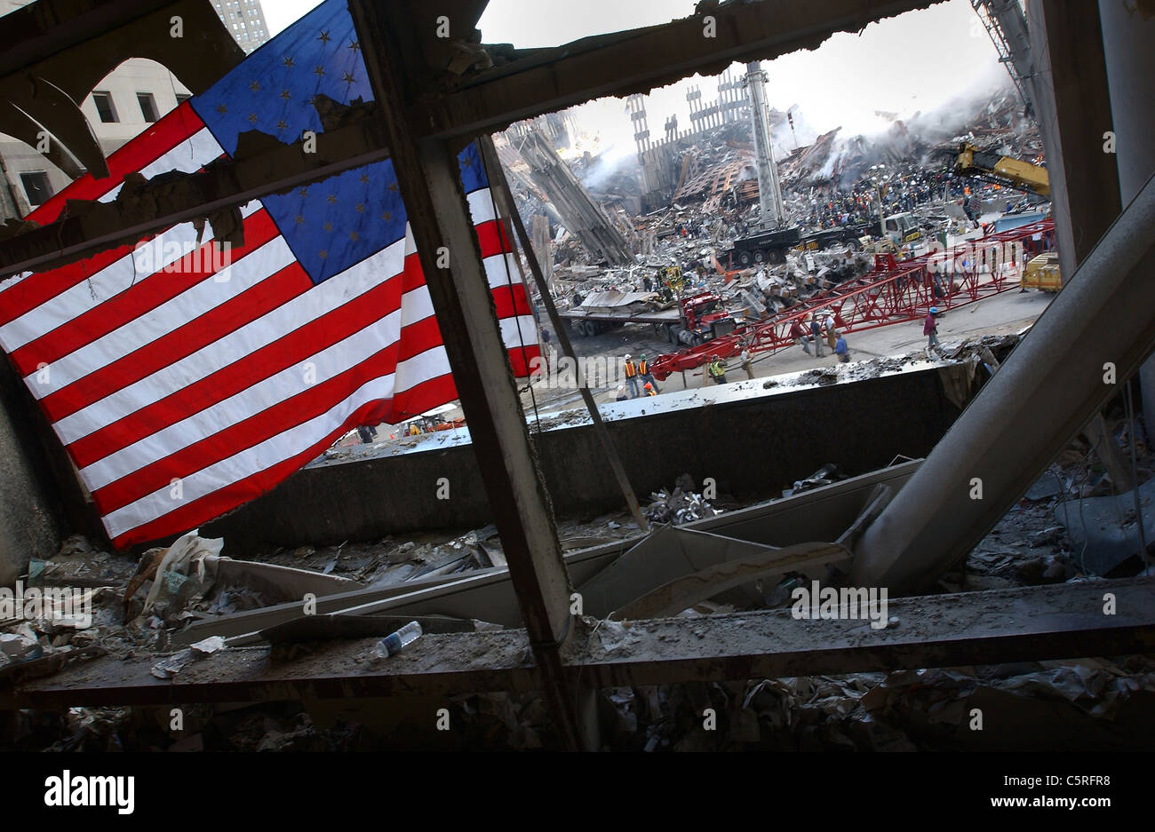Die amerikanische Flagge ist ein prominenter Symbol im Herzen der einst das World Trade Center in New York City, 15. September 2001. Stockfoto