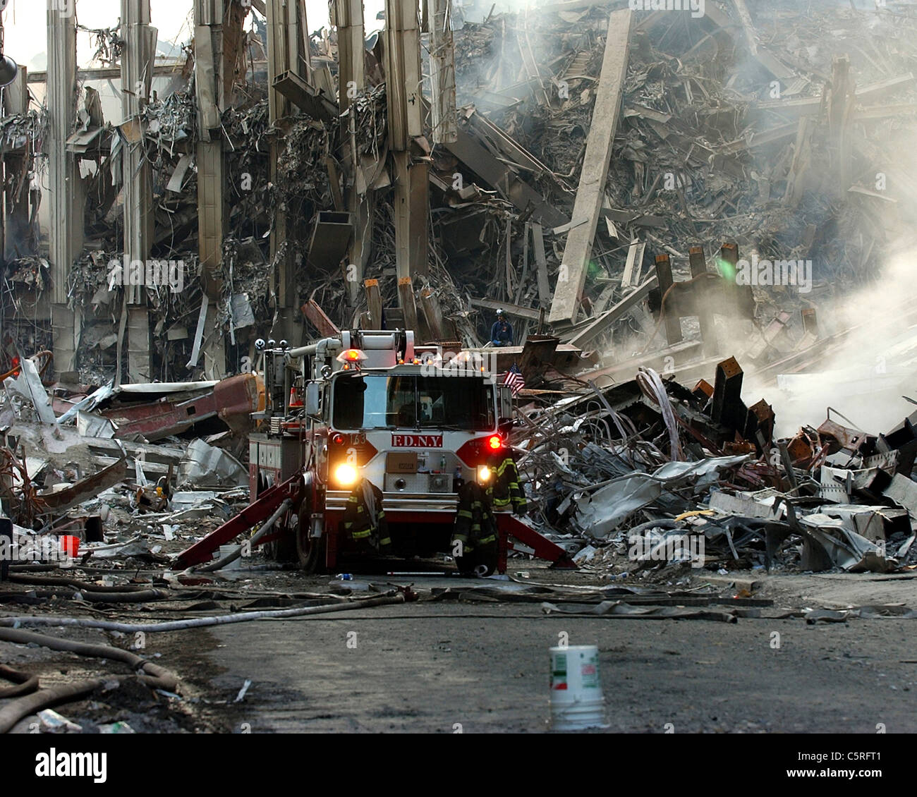 Feuerwehrauto am Ground Zero des World Trade Center nach den Terror-Anschlägen vom 11. Sept Stockfoto