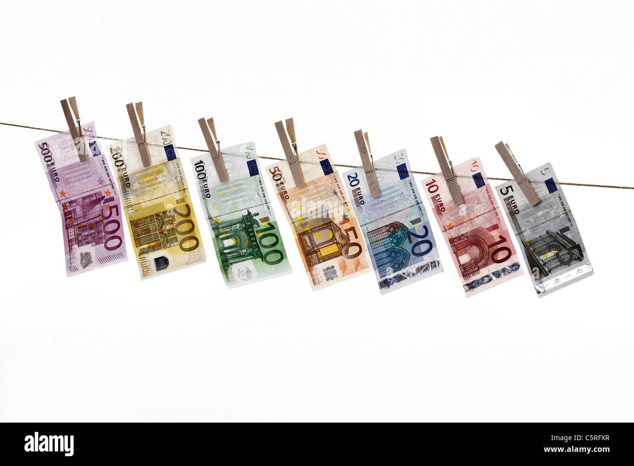 Verschiedenen Euro-Banknoten auf der Wäscheleine hängen Stockfoto