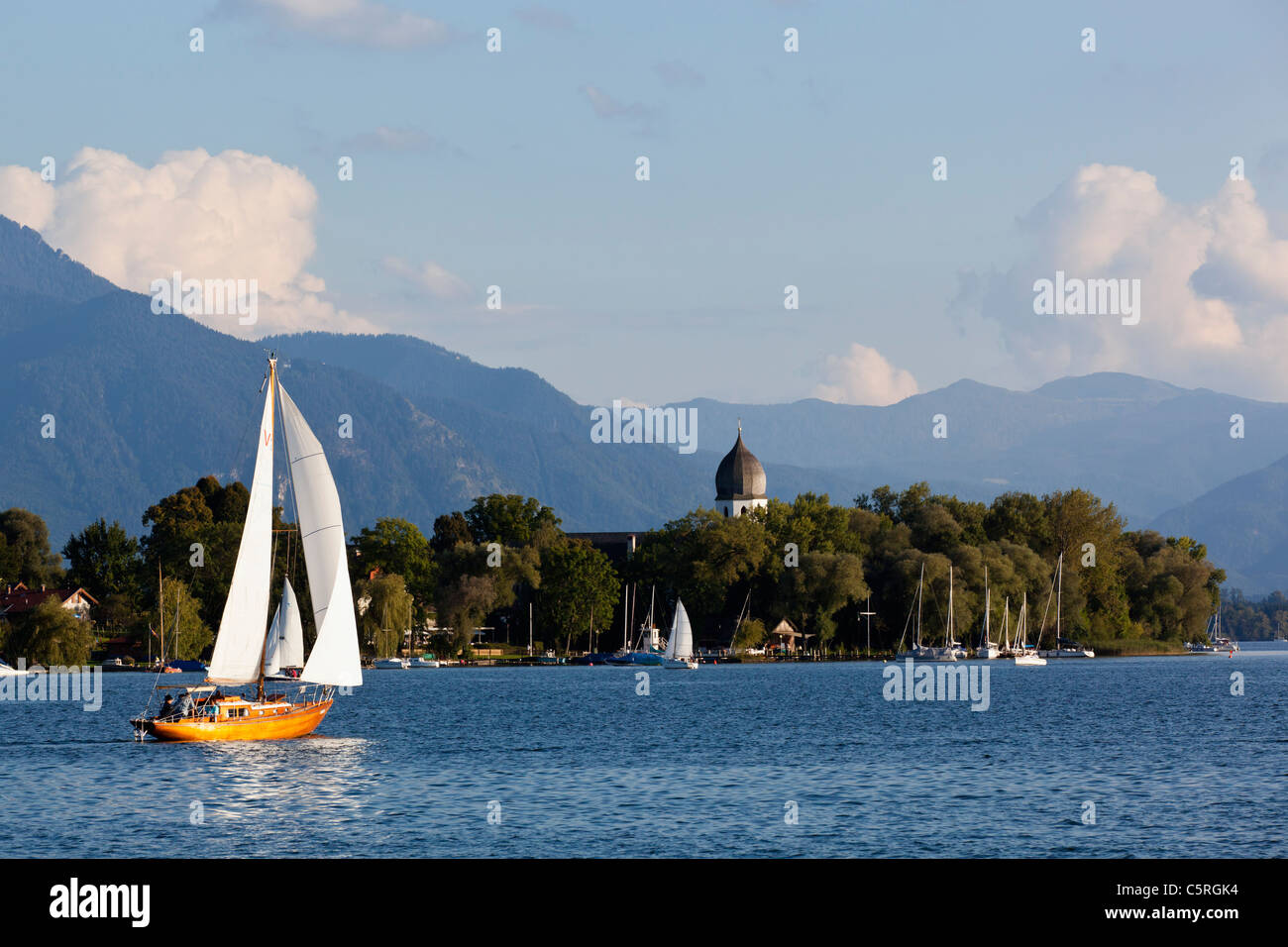 Deutschland, Bayern, Chiemgauer Alpen, Chiemsee, Blick von Segelschiffen auf See Stockfoto