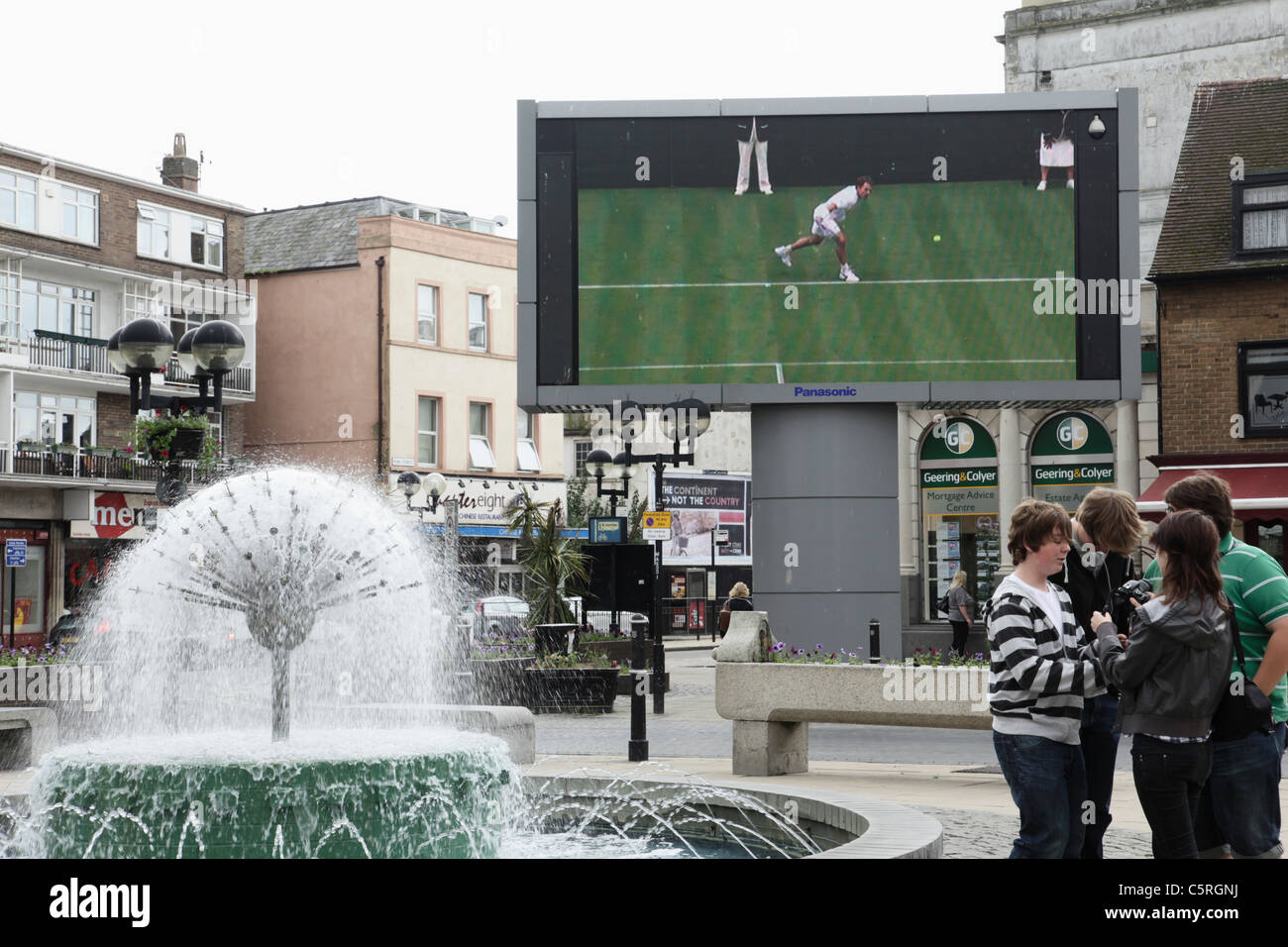 Wimbledon Tennisturnier auf Großleinwand TV Market Square Dover Kent Stockfoto