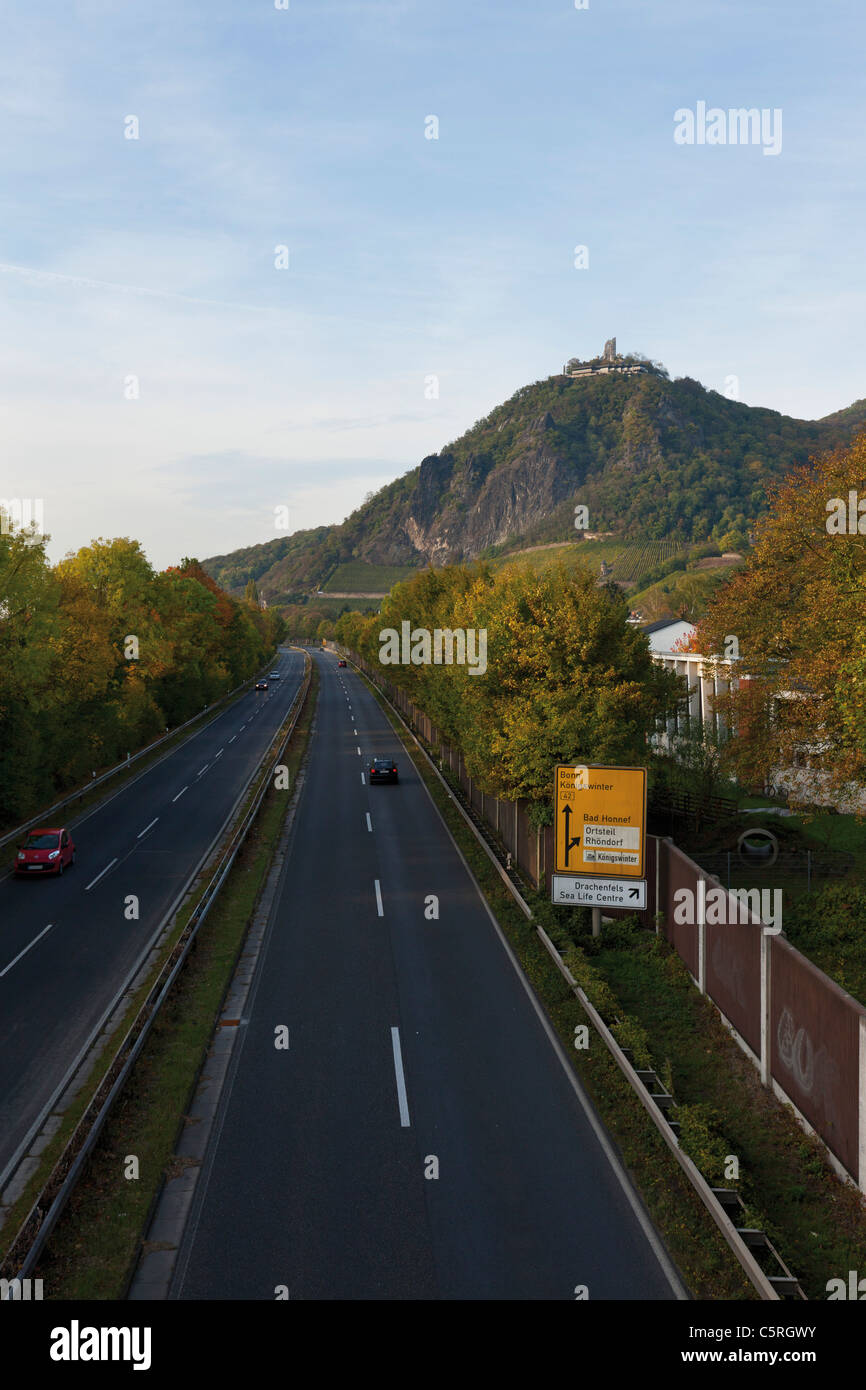 Europa, Deutschland, Nordrhein Westfalen, Mittelrhein, Bad Honnef, Siebengebirge, Drachenfels Castle, durch Straße vorbeifahrende Autos Stockfoto