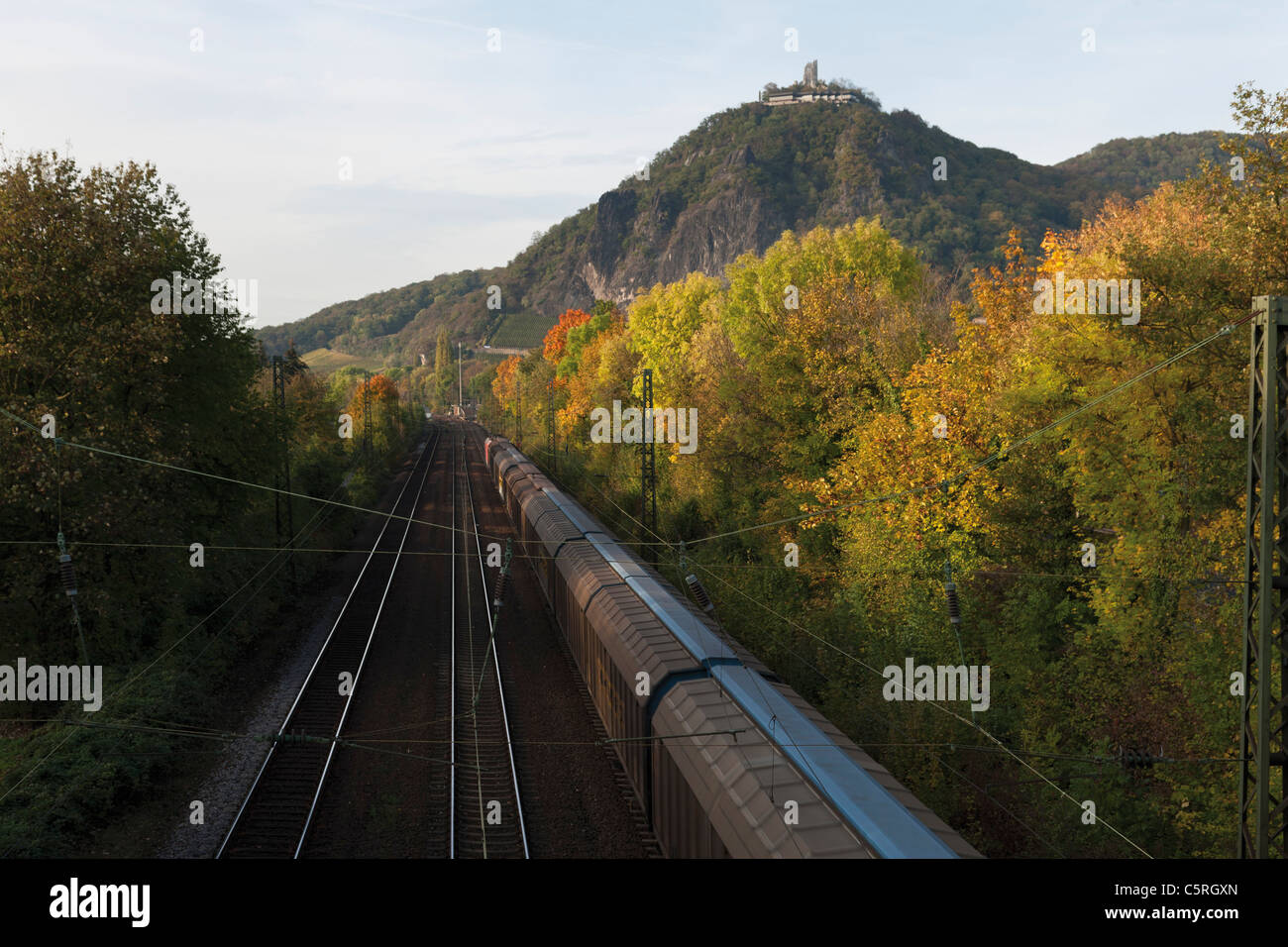 Europa, Deutschland, Nordrhein Westfalen, Mittelrhein, Bad Honnef, Siebengebirge, Zug vorbei in der Nähe von Burg drachenfels Stockfoto