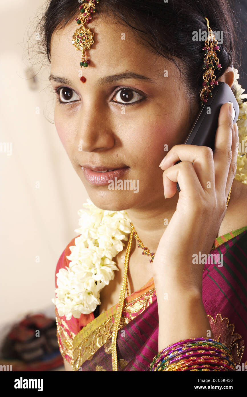 Traditionelle Inderin telefonieren mit einem Handy Stockfoto