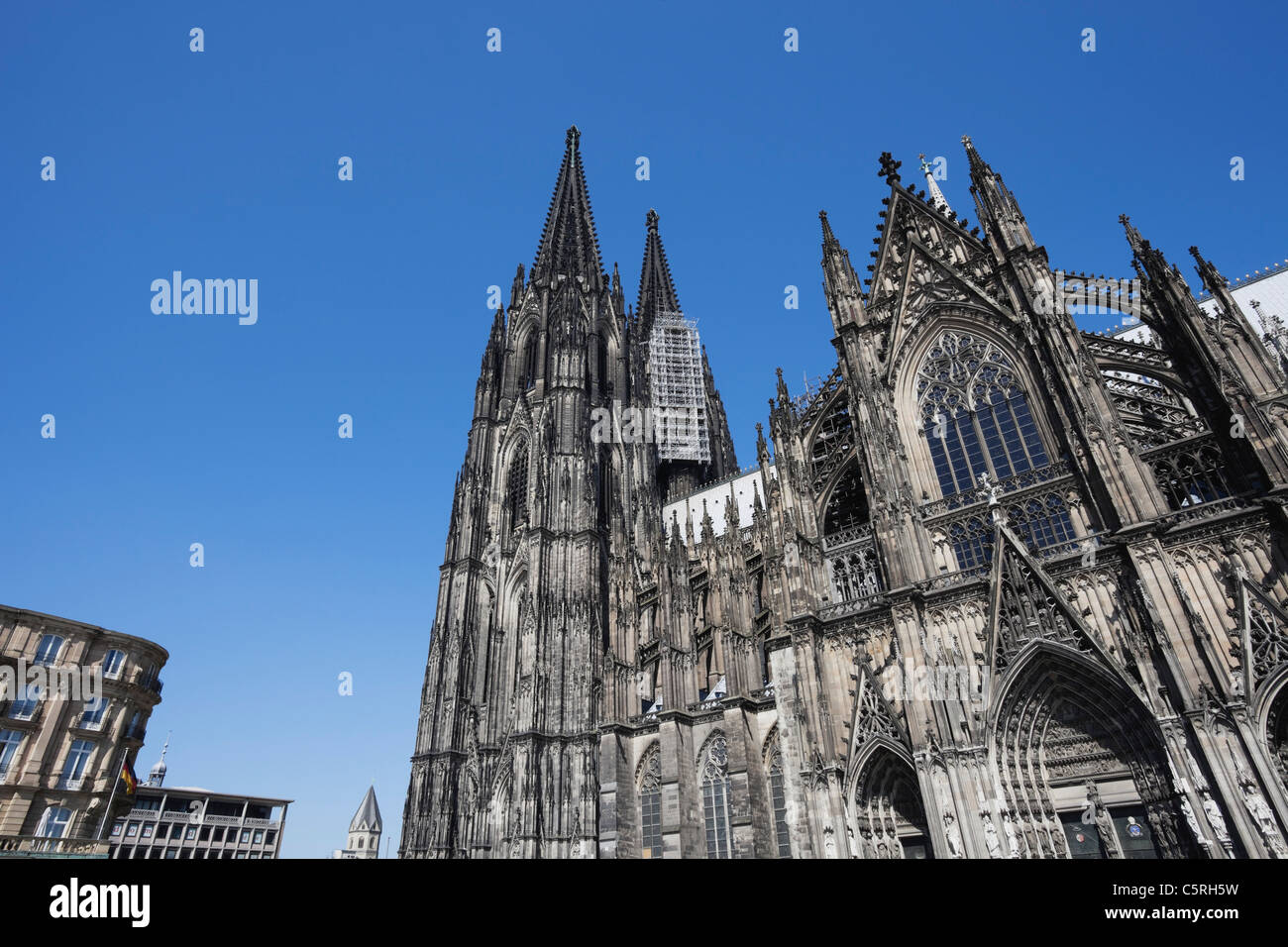 Deutschland, Köln, Ansicht des Kölner Doms gegen blauen Himmel Stockfoto