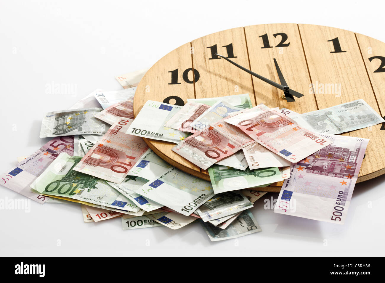 Euro-Banknoten und Uhr, Symbol für Zeit ist Geld Stockfoto