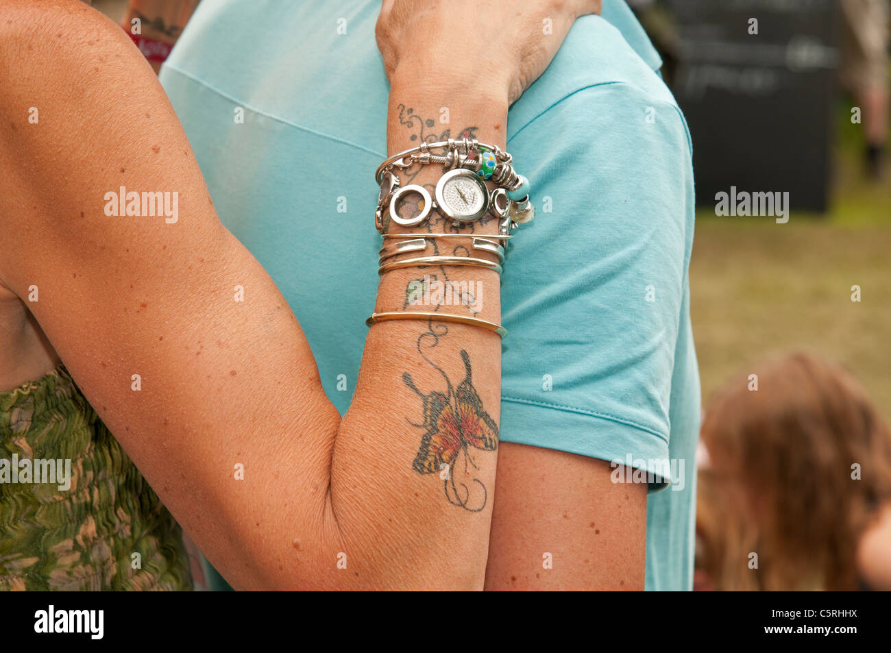 Weiblichen Arm Tattoo an der Port Eliot literarische Festival St deutschen Cornwall UK Stockfoto