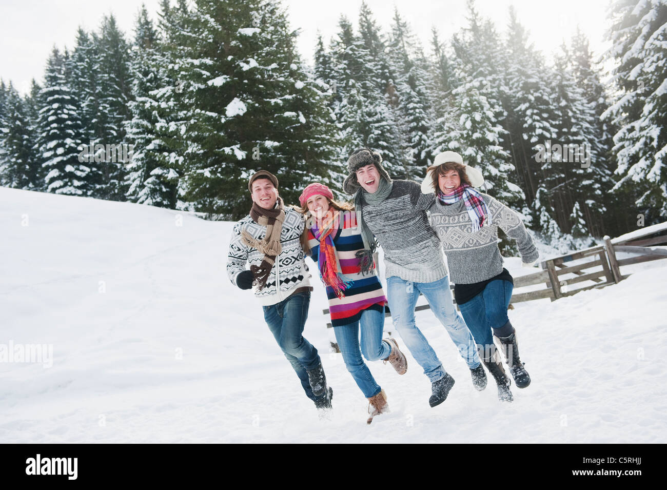 Österreich, Salzburger Land, Flachau, junge Leute, die Spaß im Schnee Stockfoto