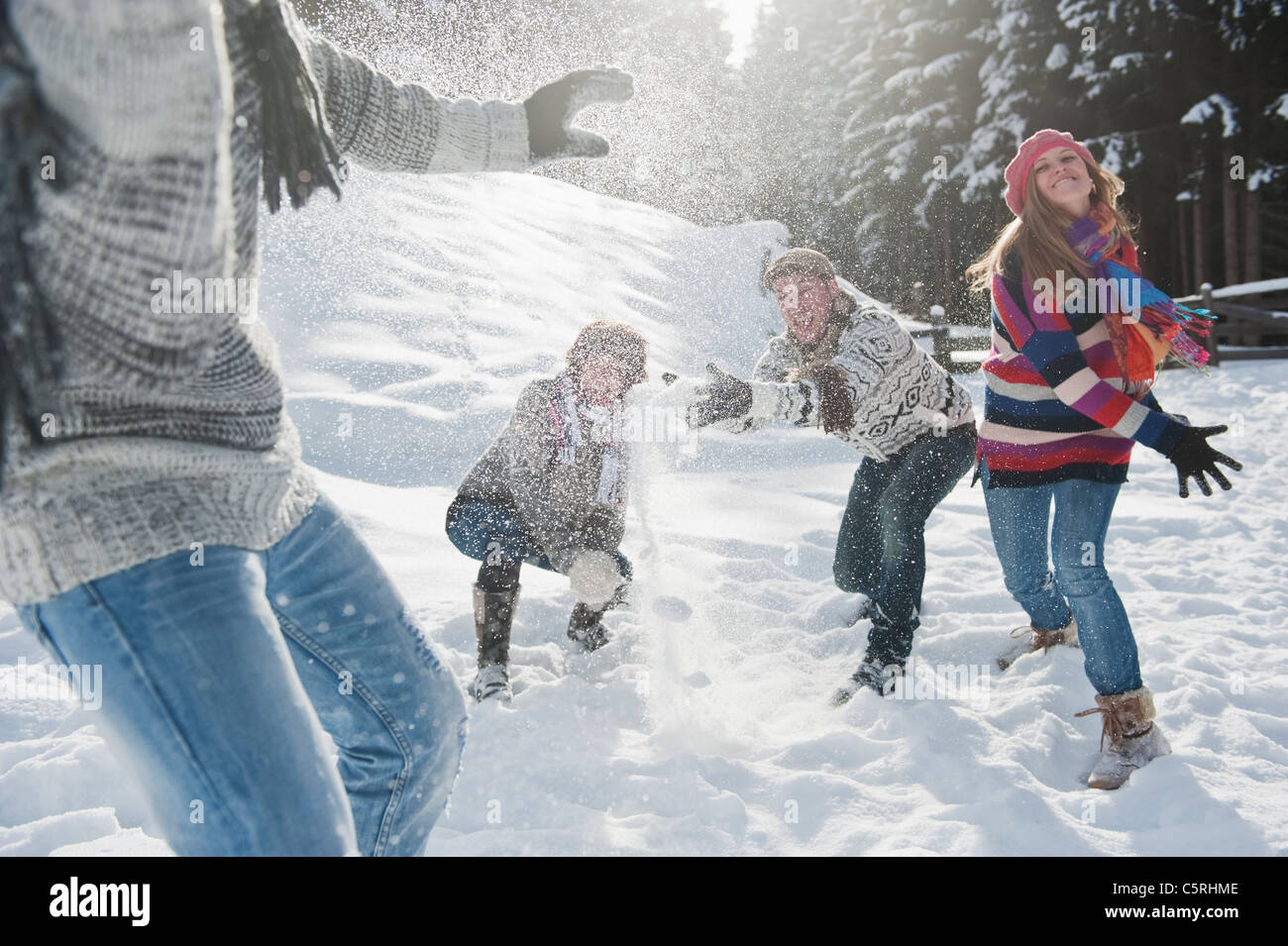 Österreich, Salzburger Land, Flachau, Jugendliche Schnee kämpfen im Schnee Stockfoto