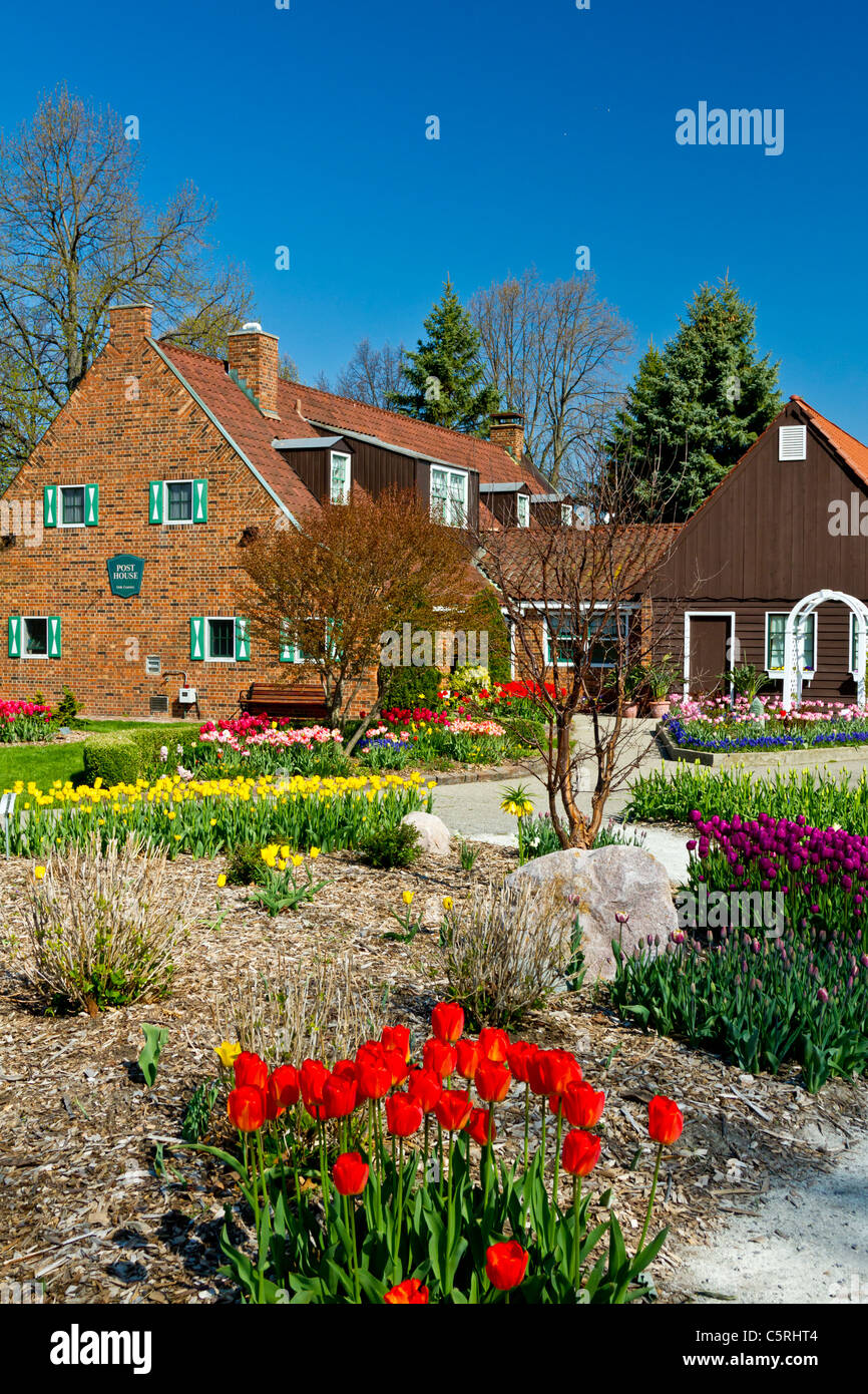 Niederländische Architektur mit Tulpe Frühlingsblumen auf Windmill Island, Holland, Michigan, USA. Stockfoto