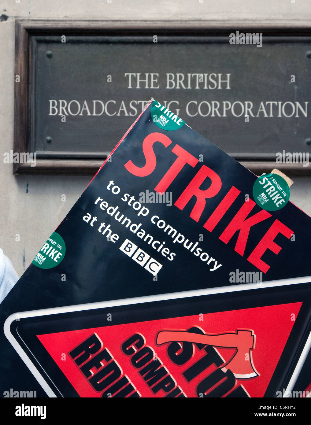 NUJ Streikposten außen BBC Broadcasting House, London - Plakat Stockfoto