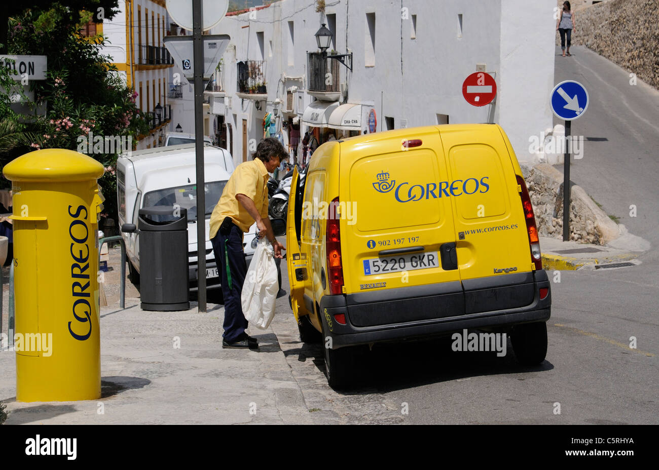 Spanische Postman hält eine Plünderung e-Mail von seinem van Stockfoto