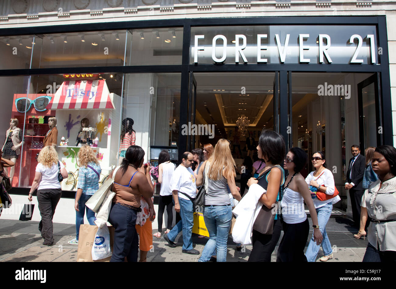 1. Londoner Filiale von Forever 21-Fashion-Store, Oxford Street Stockfoto