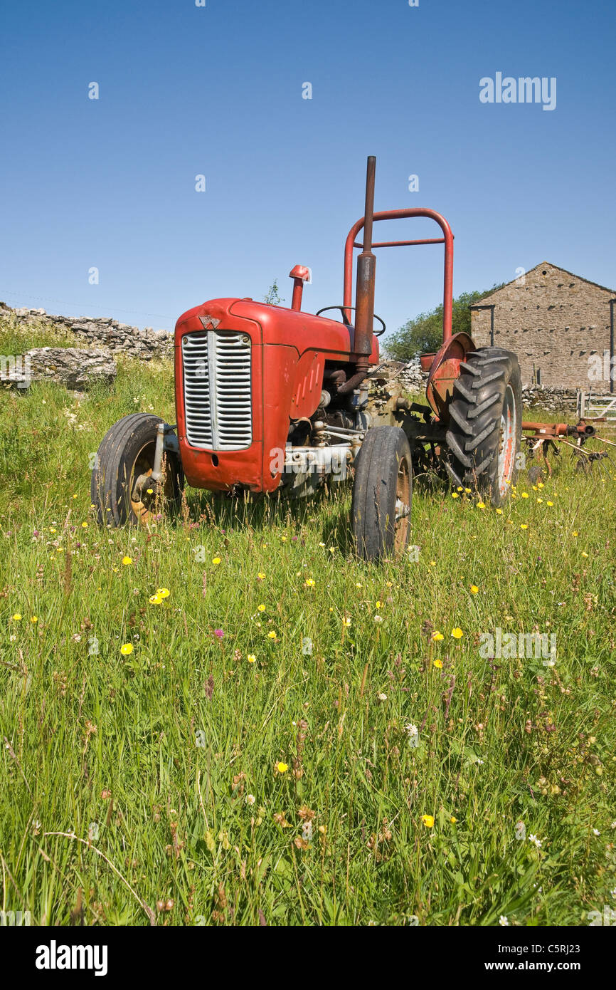 Massey Ferguson 35 Traktor fotografiert auf einem Bergbauernhof in der Yorkshire Dales. Stockfoto