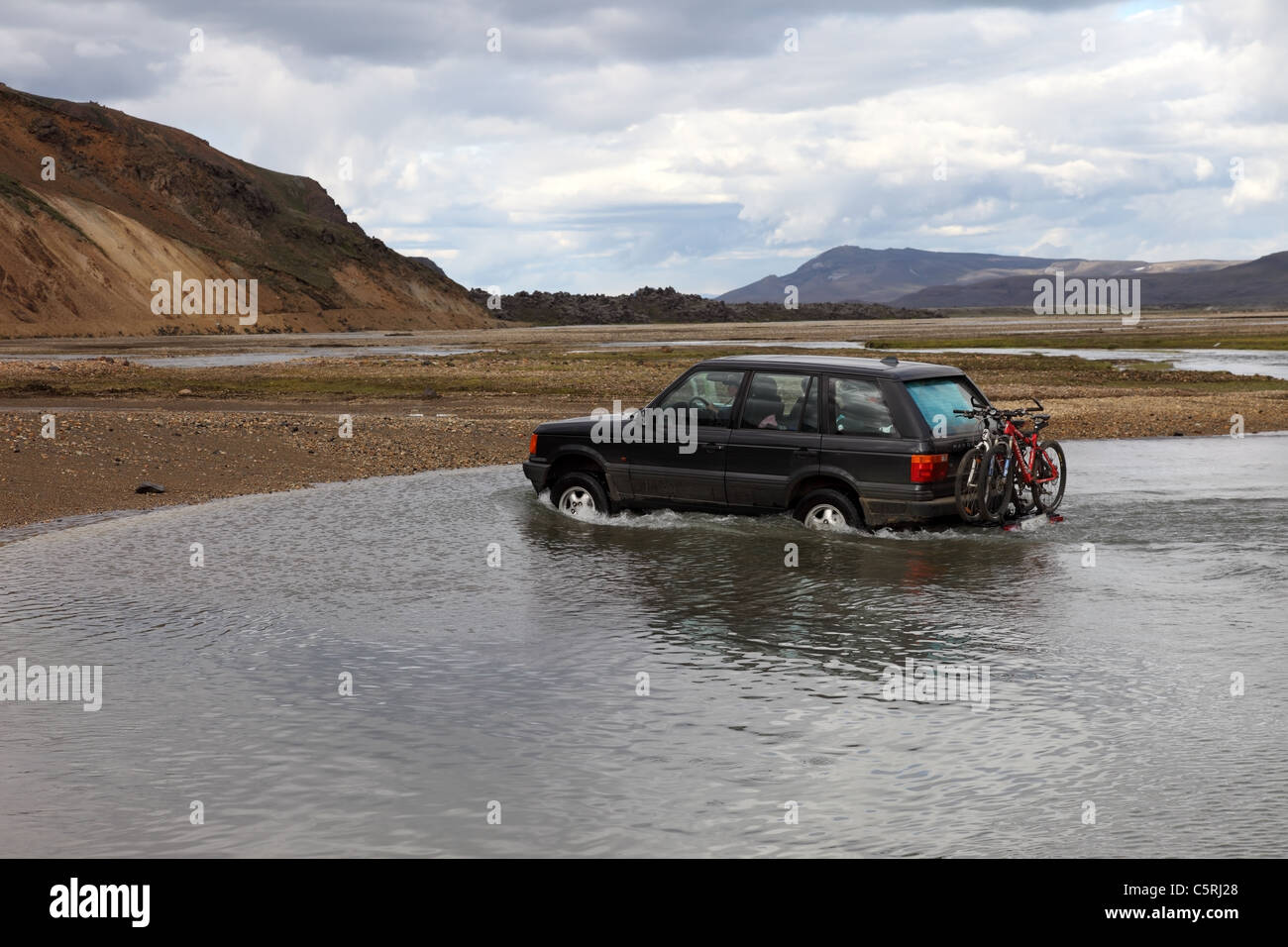 4 x 4 Fahrzeug Fahrt durch den Fluss Namskvisl in Landmannalaugar im Bereich Fjallabak Islands Stockfoto